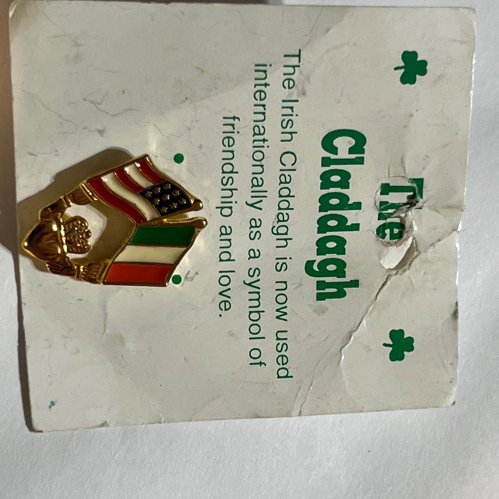 Lapel Pin Gold Irish American‎ Claddagh Crossed Flags Enamel Vintage